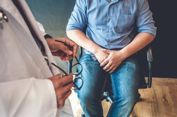 Un homme présentant des symptômes de prostatite lors d'un rendez-vous chez le médecin